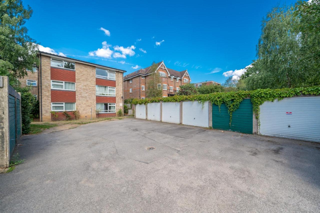Redhill Surrey 2 Bedroom Pet Friendly Apartment By Sublime Stays Екстериор снимка